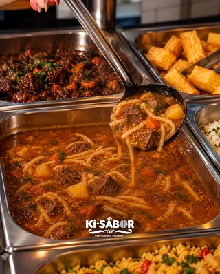 Prato sendo servido no buffet do Ki-Sabor