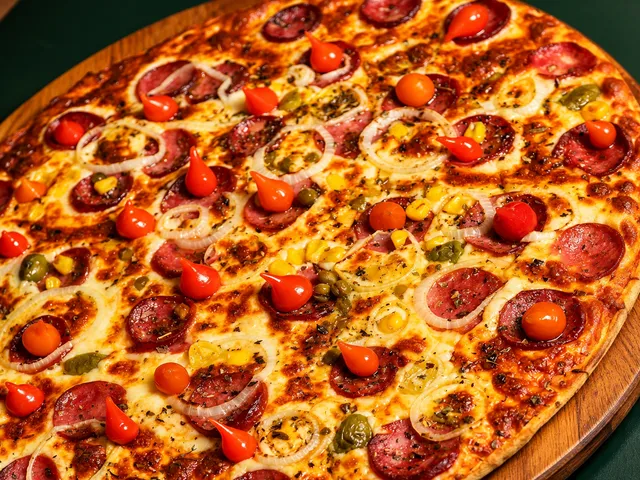 Pizza do Ki-Sabor com calabresa, cebola, milho e azeitona