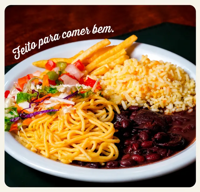 Prato do dia do Ki-Sabor com arroz, feijão, macarrão, batata frita e salada